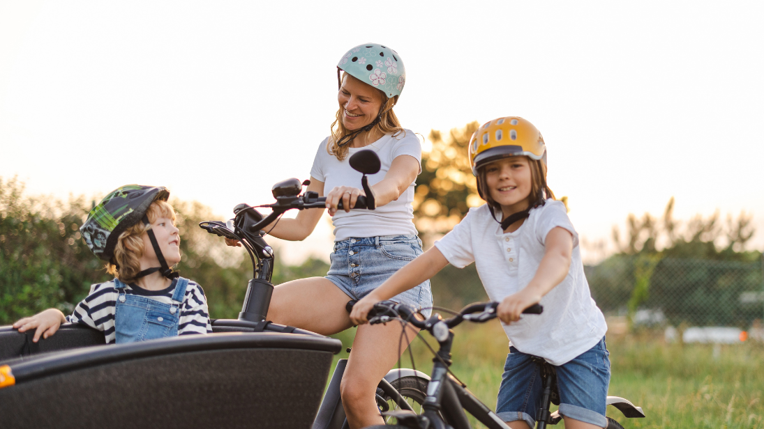 Familien setzen im Alltag immer häufiger auf Fahrrad, Lastenrad und Co. – wichtig sind dabei passende Transportlösungen und sichere Ausstattung. © pikselstock/Adobe Stock